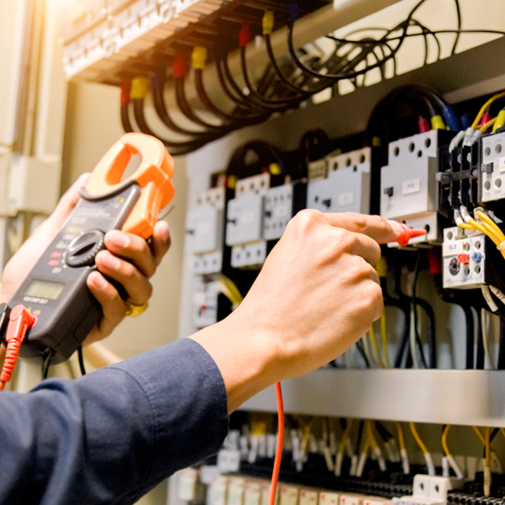 4 Reasons You Should Hire A Licensed Industrial Electrical Contractor